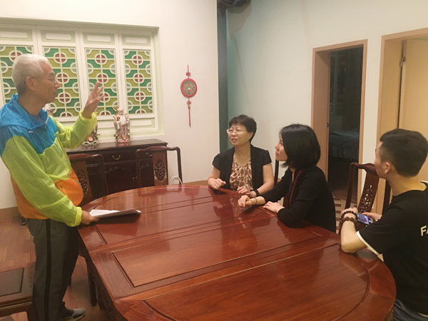 我院编导专业教师与刘卫平导演交流专业经验.jpg
