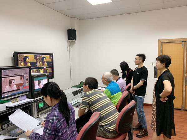我院编导专业教师参观影视制作中心.jpg