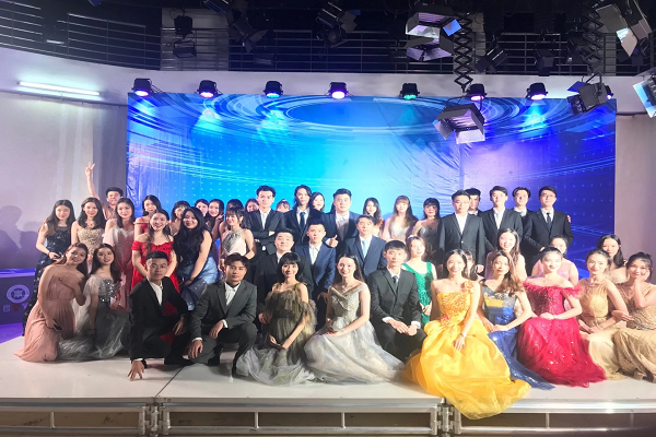 结业展演合影一.png