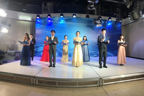 精彩表演现场二.png