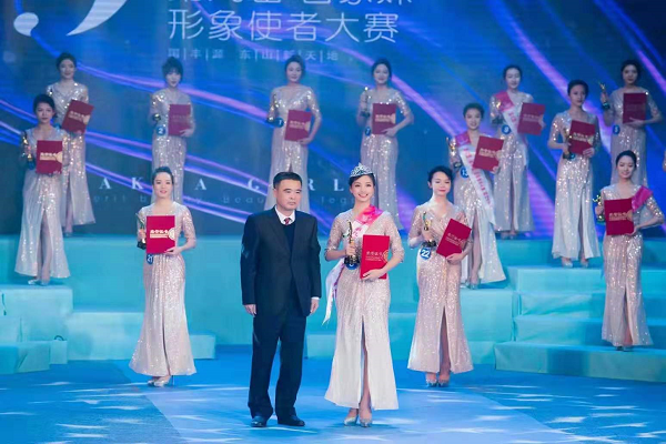 刘丽君同学接受颁奖.png