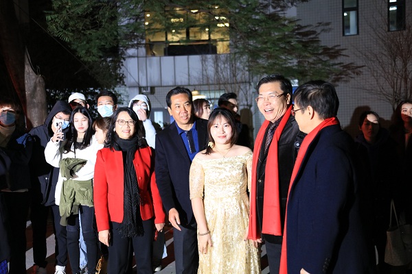 校领导与师生在一起.JPG