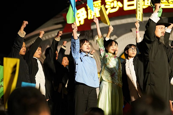 学生在广州街参演沉浸式话剧.png