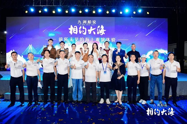 右（五）国家一级演员、传媒学院特聘教授朱景芳.jpg