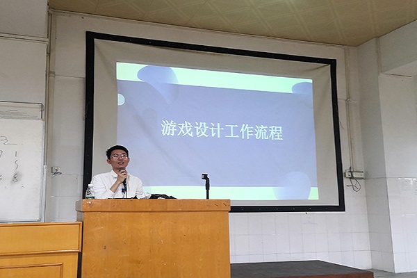 1 绘伴设计总监李纯琪讲座中.jpg