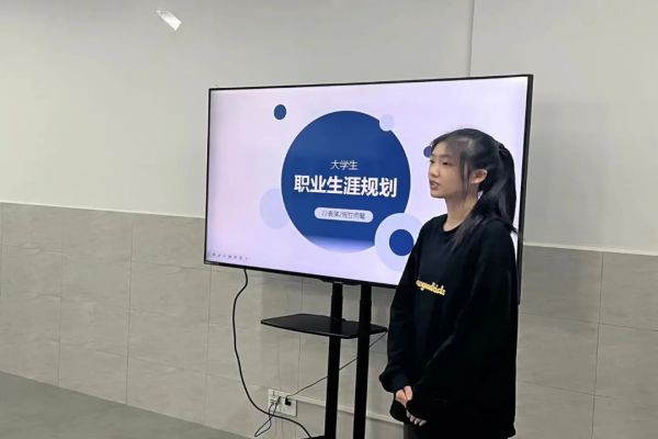 主赛道选手答辩.jpg
