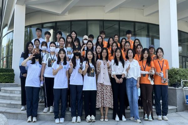 老师、学生工作人员、参与活动同学集体合照.jpg
