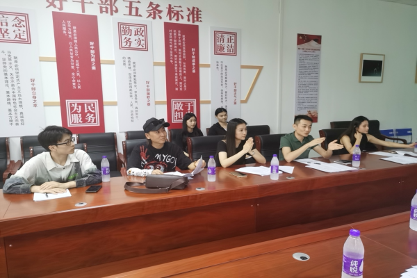 答辩组专业导师点评和提问.png