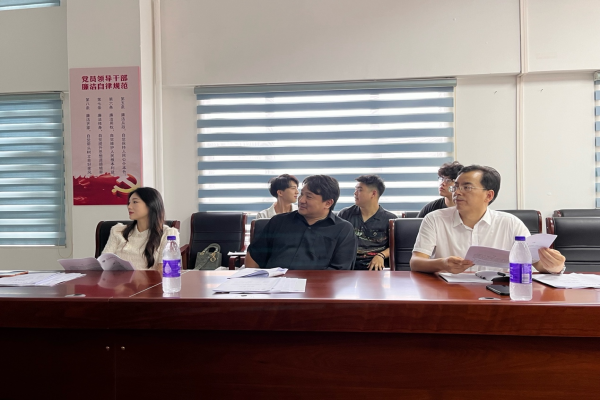 答辩组企业导师点评和提问.png
