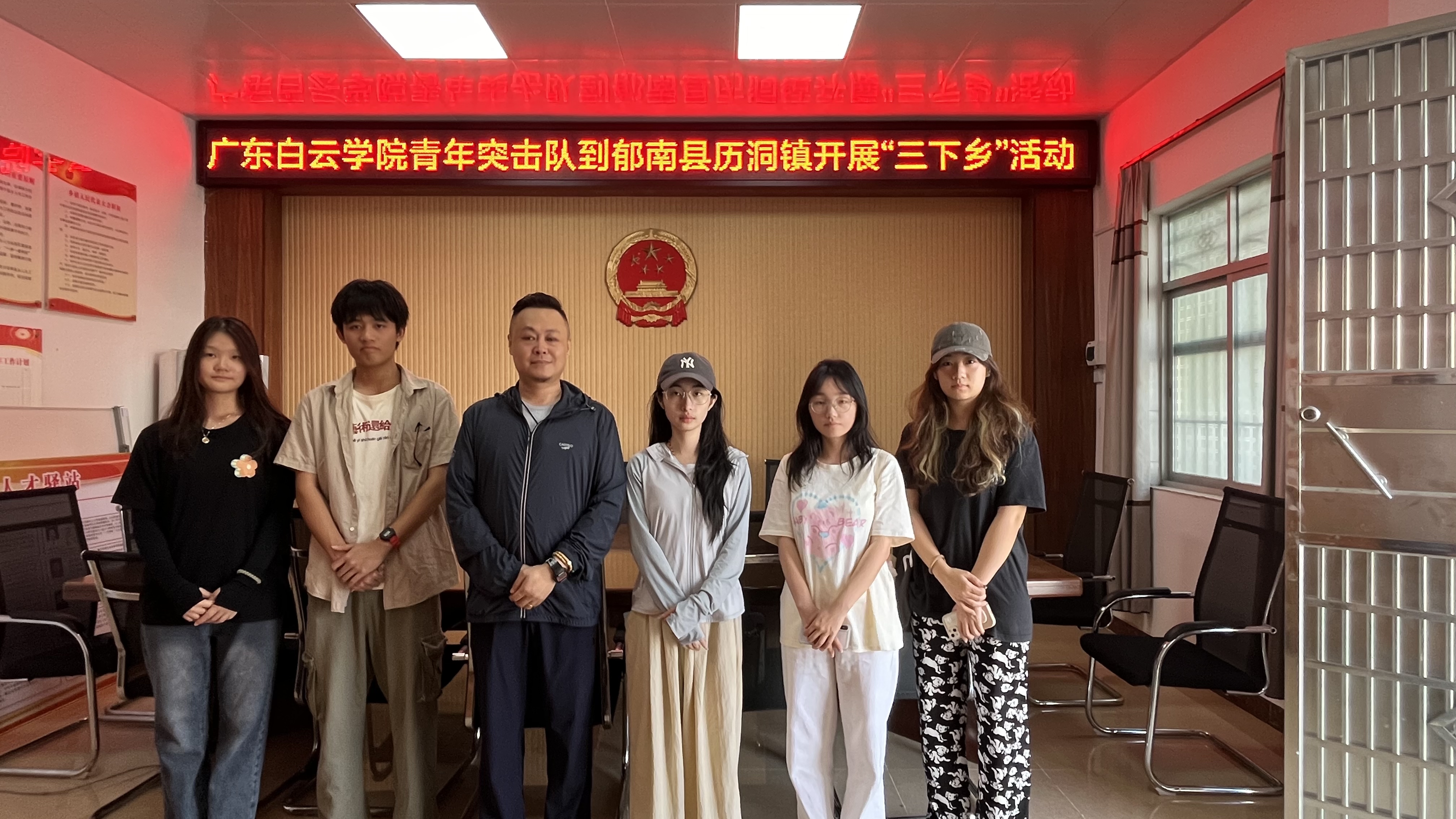 突击队队员与老师合照.jpg