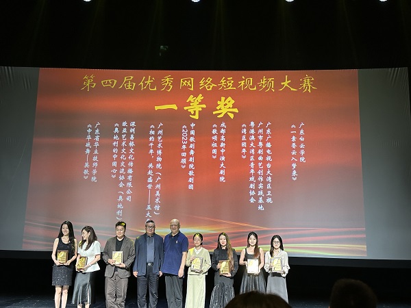 我院获“一等奖”获奖选手领奖（右二）.jpg