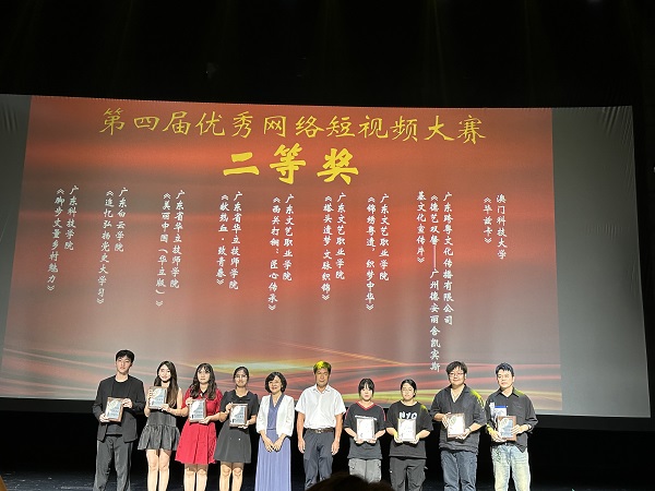 我院获“二等奖”获奖选手领奖（左二）.jpg