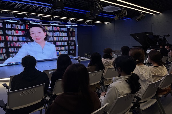 讲座结束，学生们恋恋不舍.jpg