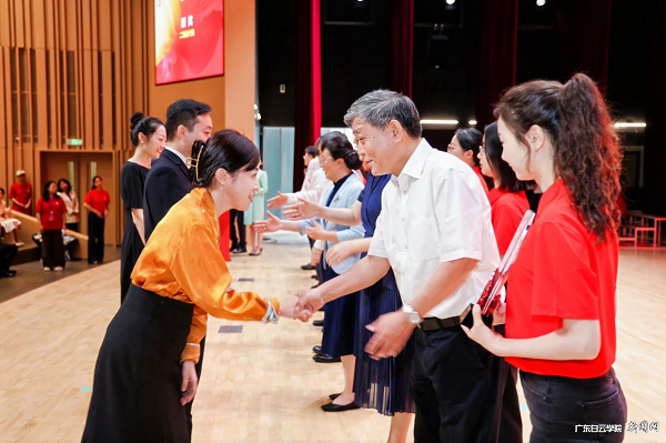 王文娟老师（左）作为代表上台领奖.png