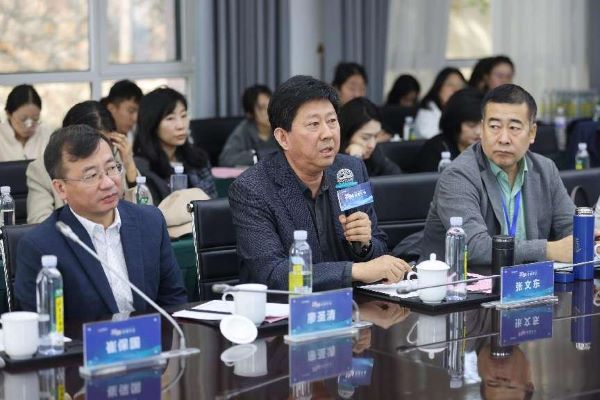 图片3 学者们做主题报告.jpg
