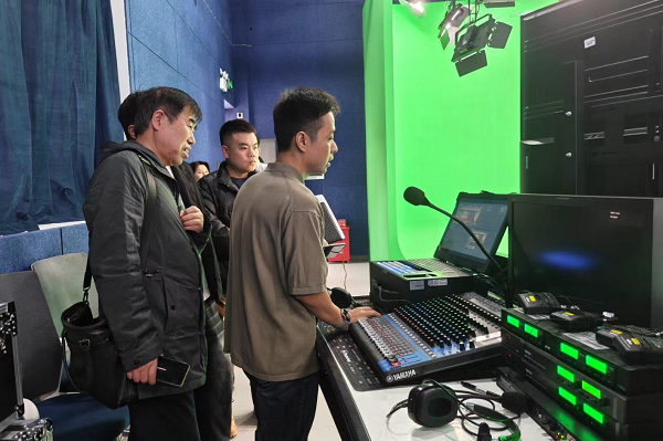 调研团队对我校传媒学院进行实地走访.png